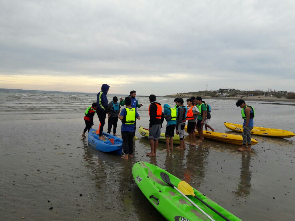 Los chicos del barrio Alta Tension desafian al invierno en “El potrero es el mar”