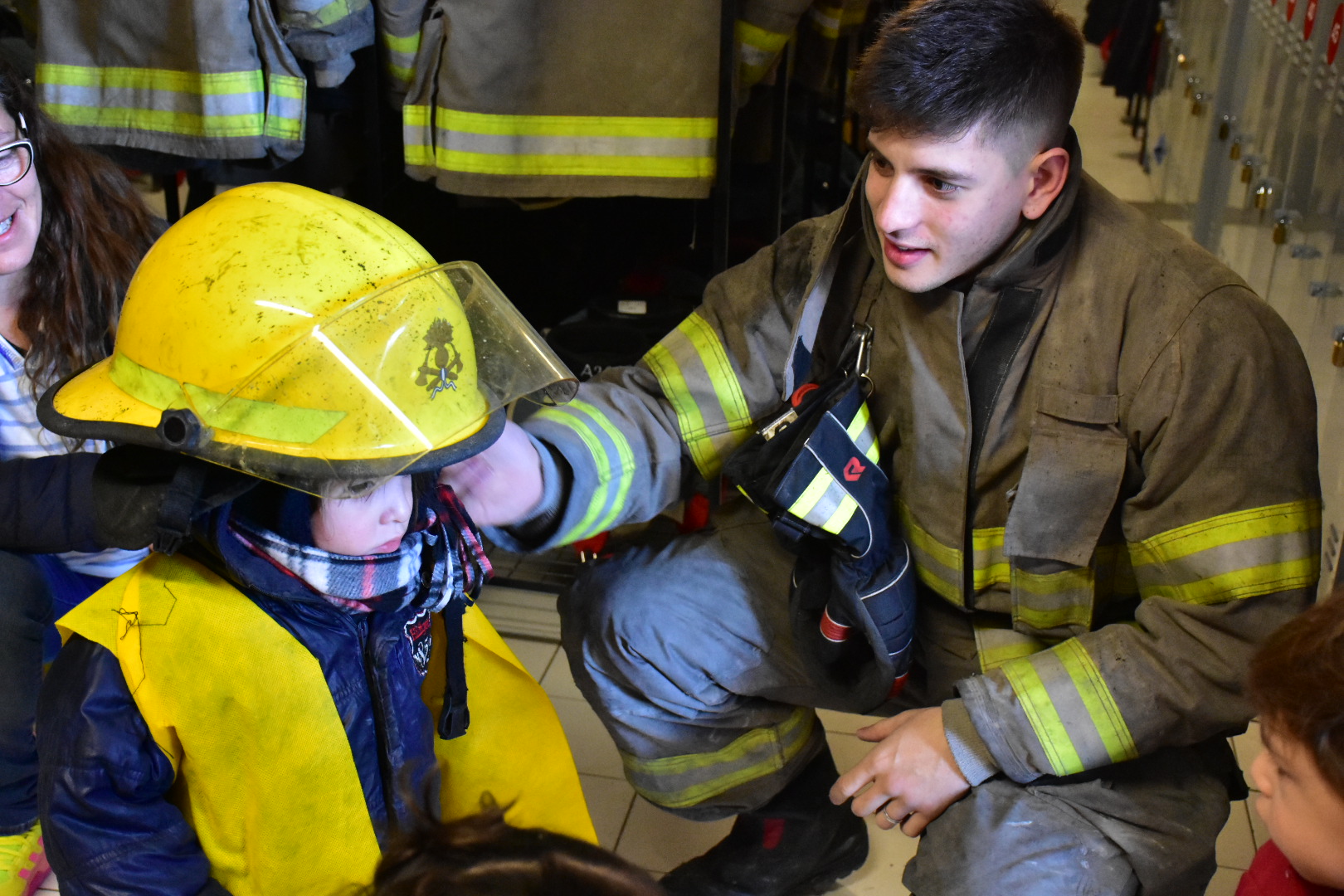 Los Cdico Fontana, Pichi Kimüm y Peretz Smolarsky de visita en el cuartel de bomberos