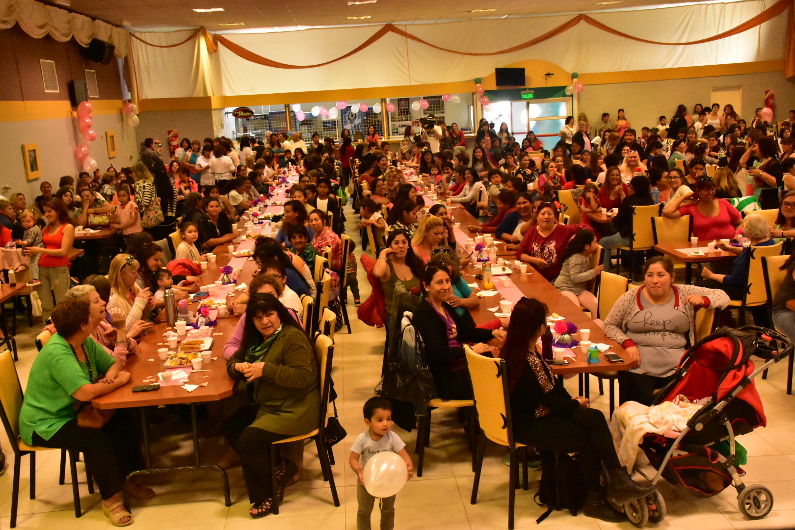 Una multitud en el agasajo a las madres de Madryn en el bingo municipal