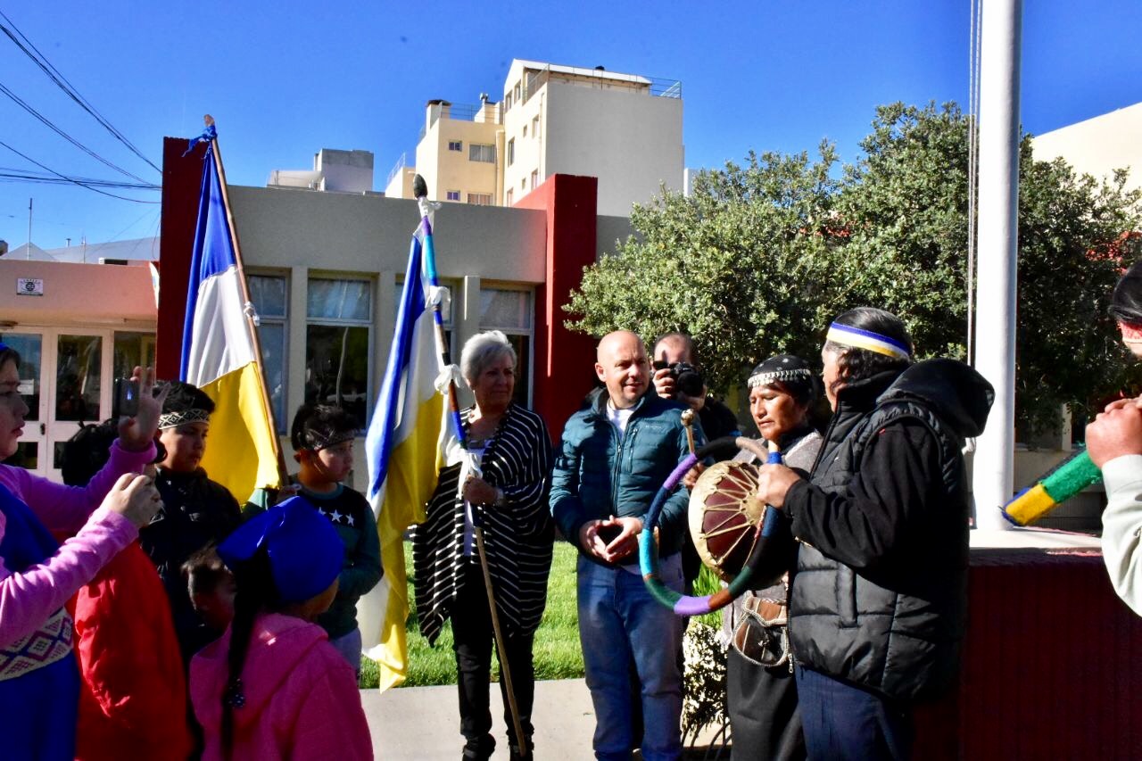 La bandera mapuche tehuelche  en el jardín del municipio