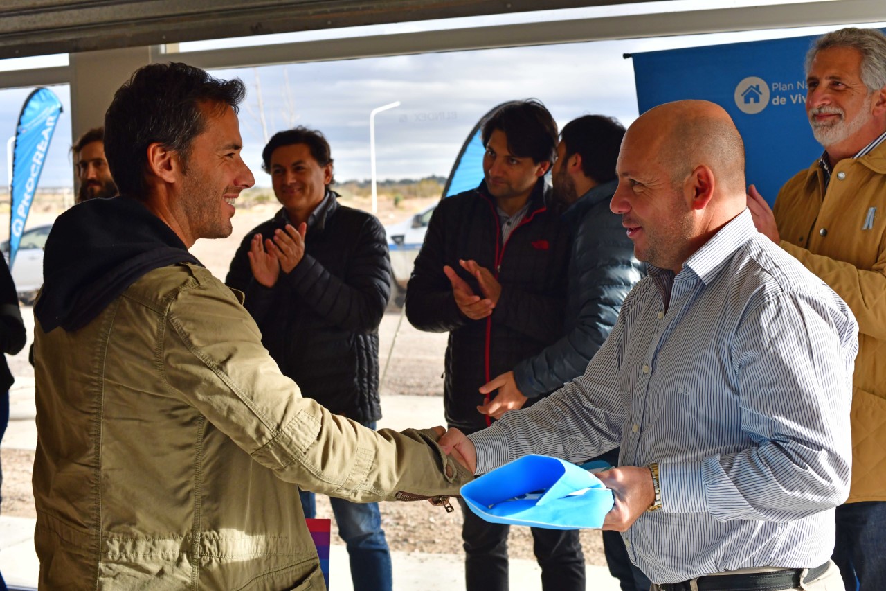 Entrega de 20 viviendas: Sastre participó del acto junto a autoridades de Nación