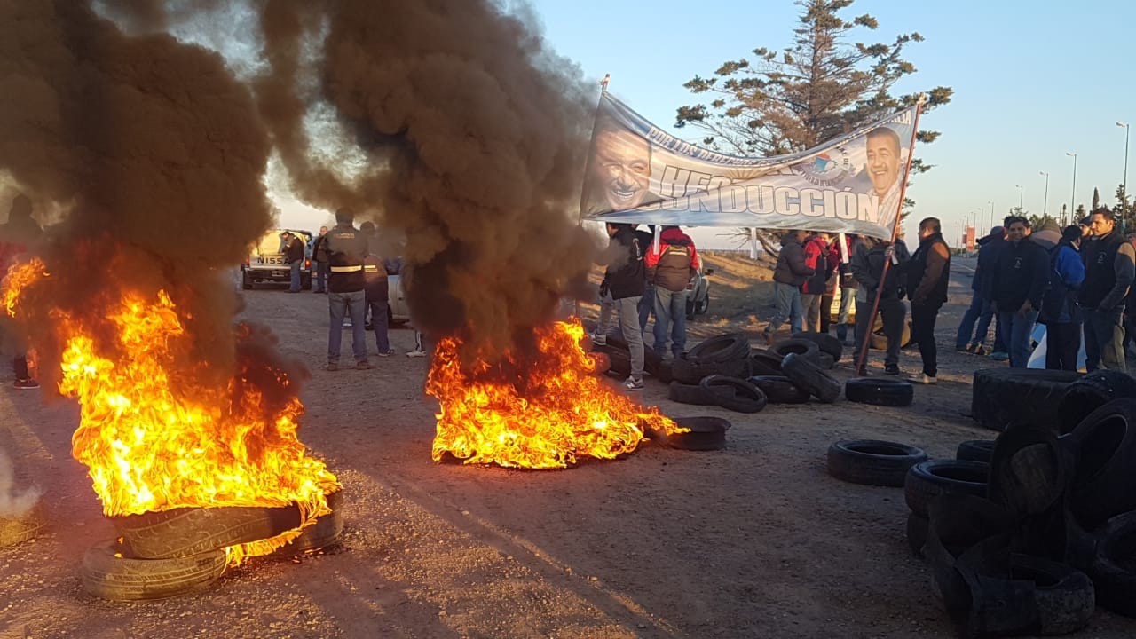 Luz y Fuerza inició paro por 48hs y se manifestó en defensa de 8 trabajadores del Parque Eólico Rawson