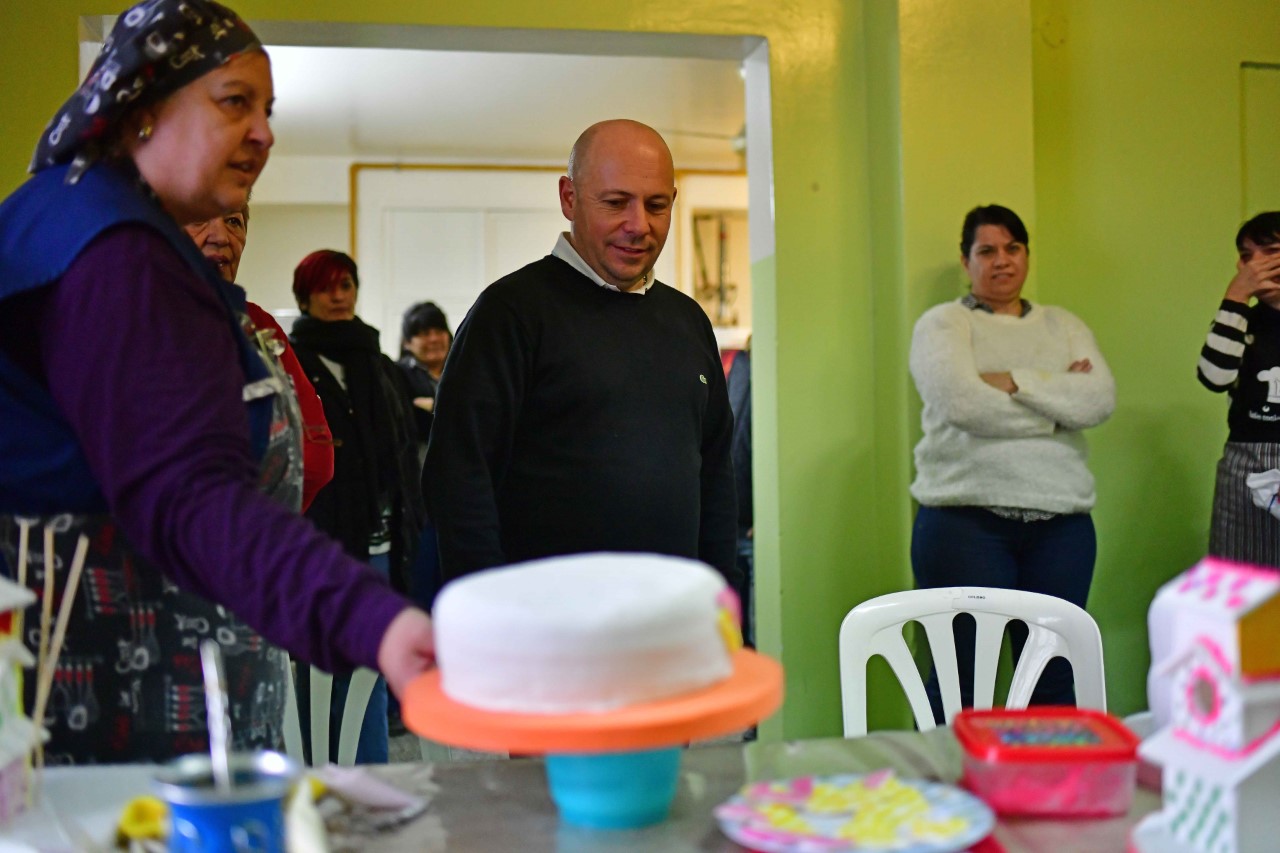 Sastre visitó los talleres en el “Centro Quemú”