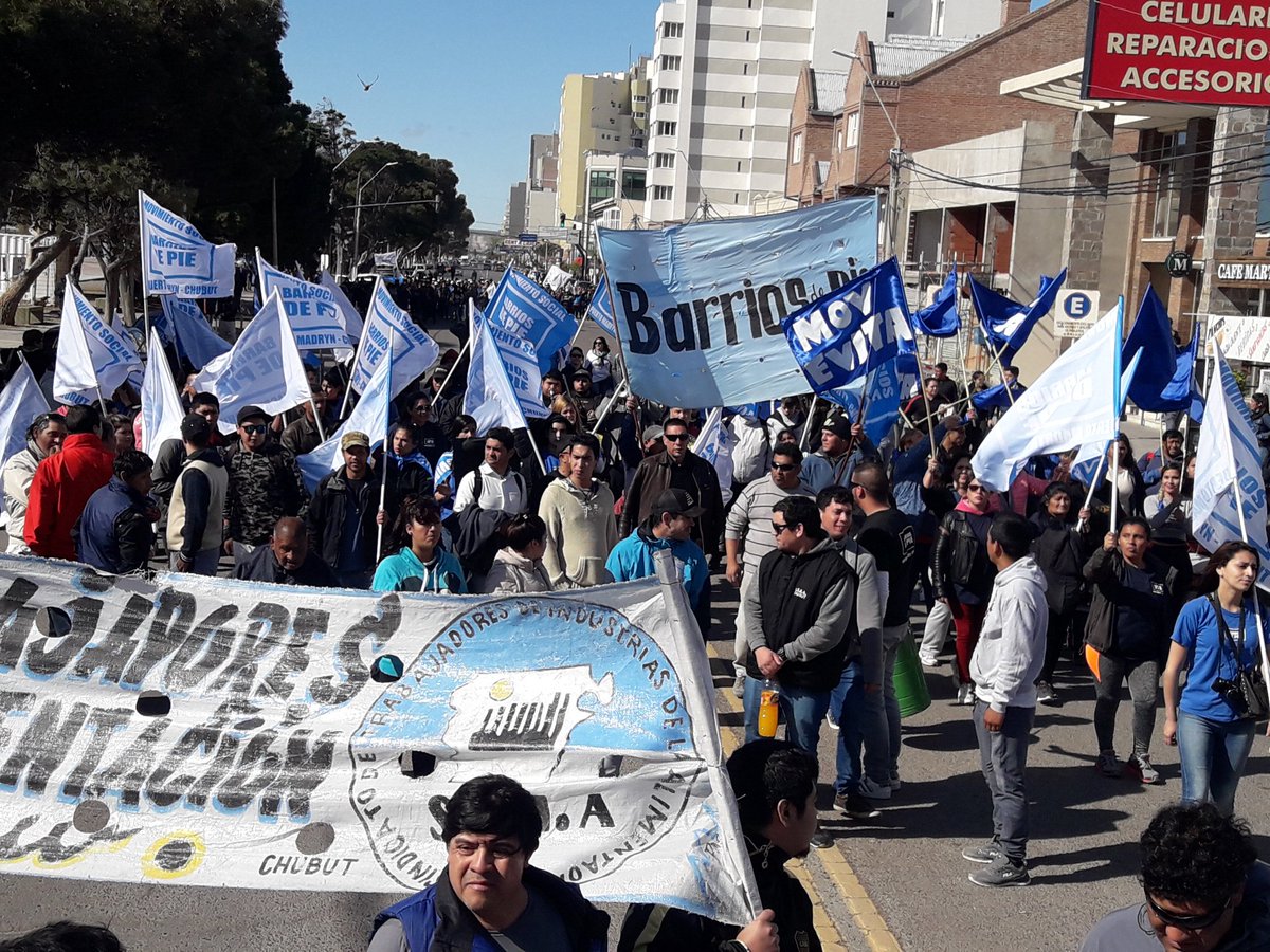 Acto al pie del monumento al Trabajador, alto acatamiento en Chubut