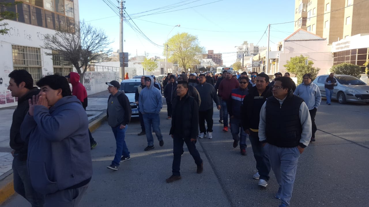 Trabajadores de ex alpesca reclaman que pongan fecha al juicio a Omar Segundo