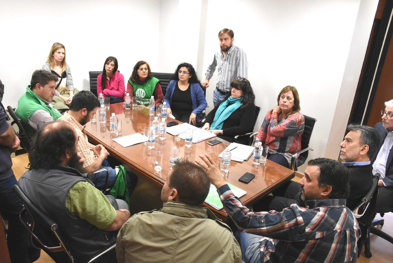 Diputados se reunieron con despedidos  de la Subsecretaria de Agricultura Familiar