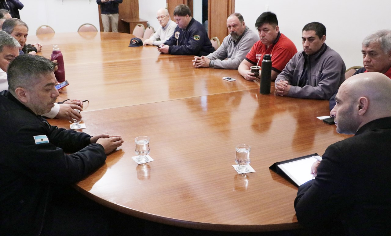 Federación de Bomberos Voluntarios del Chubut acordaron una mesa de trabajo