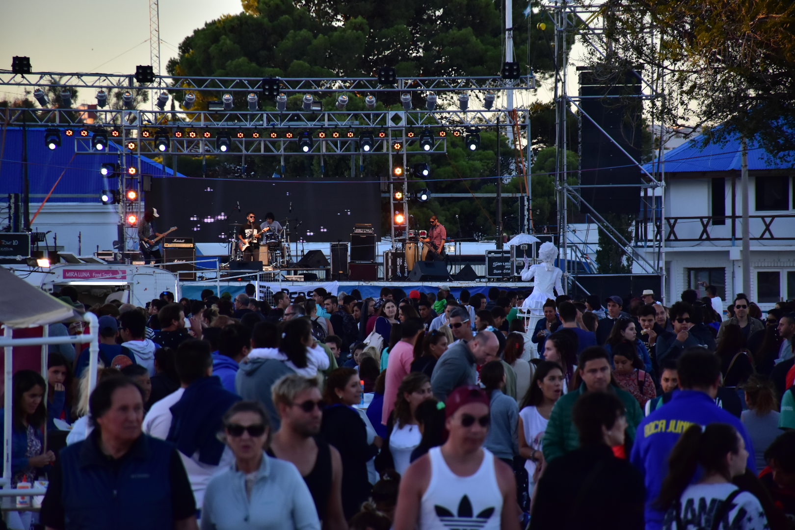 LOS PALMERAS EN EL ESCENARIO MAYOR  DEL MUELLE LUIS PIEDRA BUENA