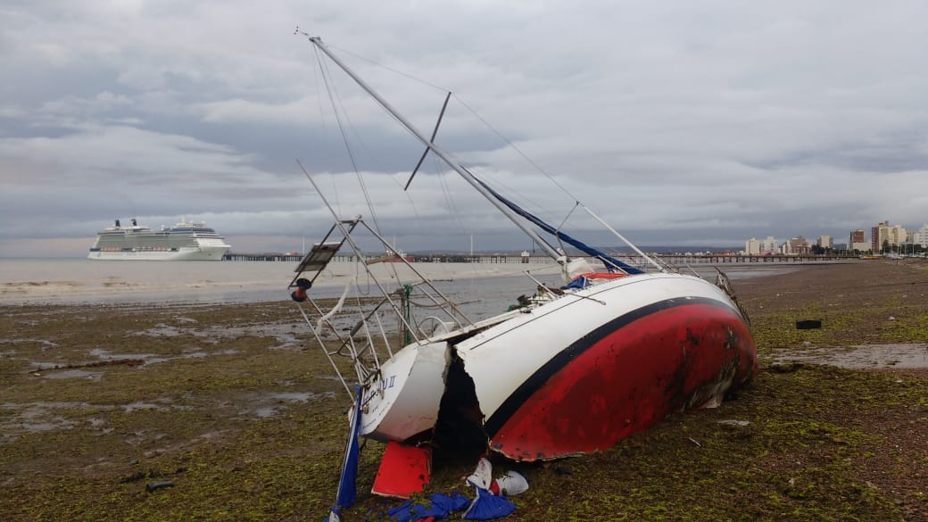 VECINO DE PUERTO MADRYN ENCONTRÓ SU EMBARCACIÓN ENCALLADA SOBRE LA PLAYA