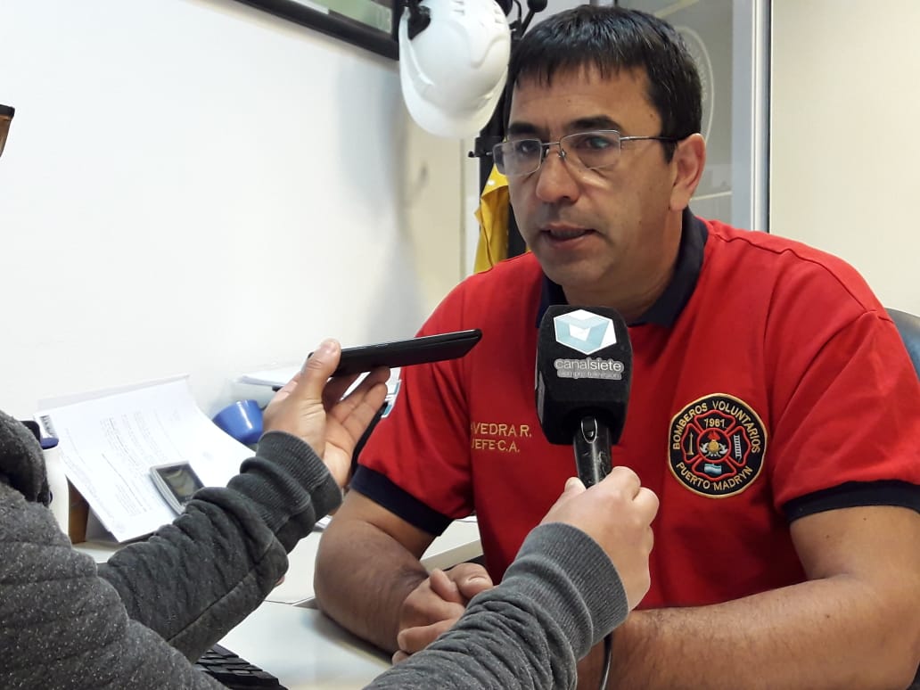 BOMBEROS VOLUNTARIOS SALIERON AL RESCATE DE UNA JOVEN QUE HABIA QUEDADO ATRAPADA DEBAJO DE UN BANCO DE CEMENTO