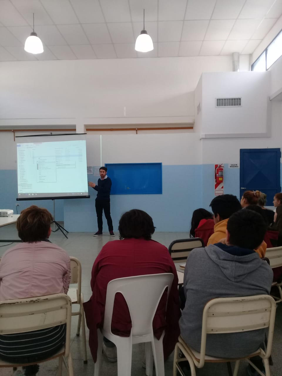 La defensoría realizó talleres sobre prevención de la violencia policial en las escuelas ocupadas pacíficamente