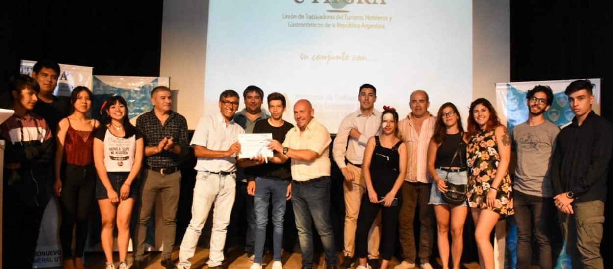 Gustavo Sastre encabezó una nueva entrega de certificados de los cursos UTHGRA