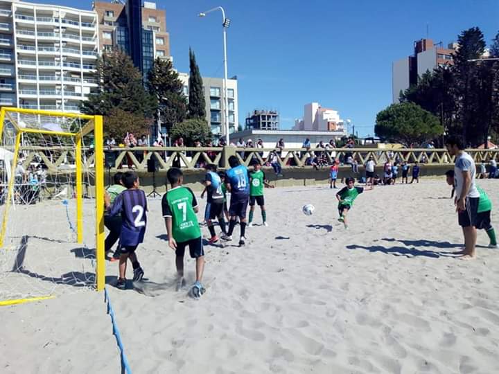 Comienza en la costa de la ciudad un torneo de fútbol infantil playero