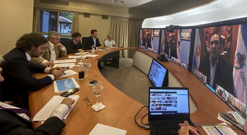 EL PRESIDENTE MANTIENE UNA VIDEOCONFERENCIA CON LOS GOBERNADORES EN OLIVOS