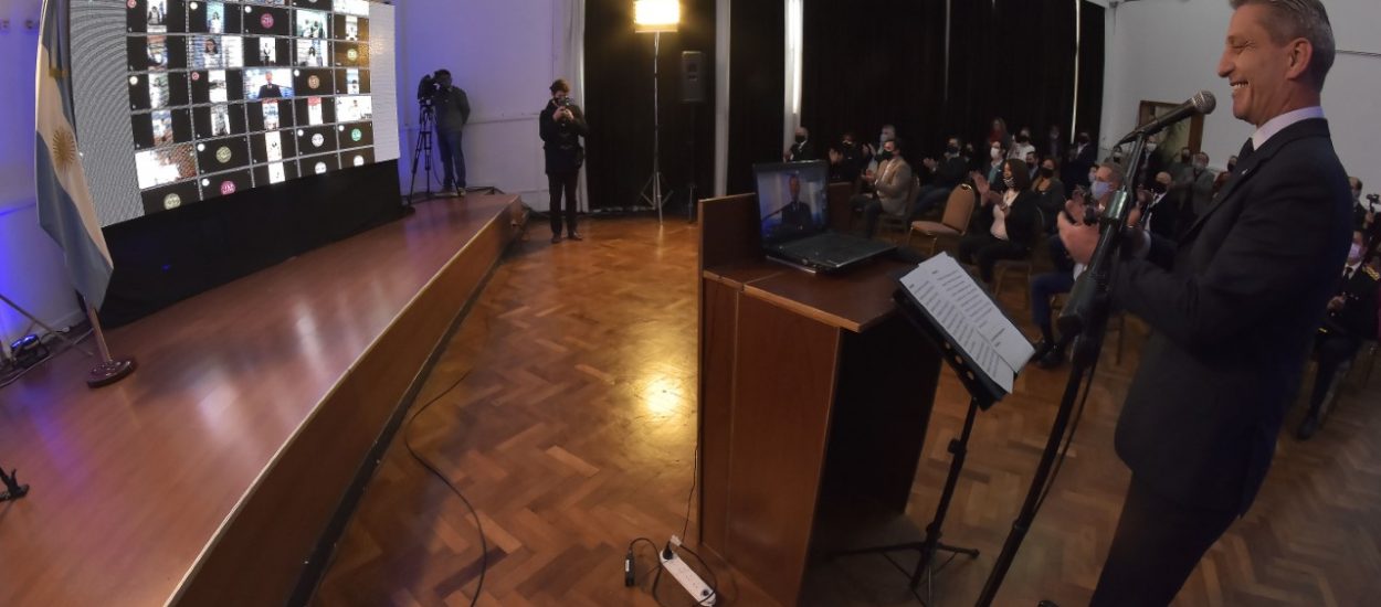 ARCIONI TOMÓ LA PROMESA DE LEALTAD A LA BANDERA A 43 ALUMNOS DE LA PROVINCIA