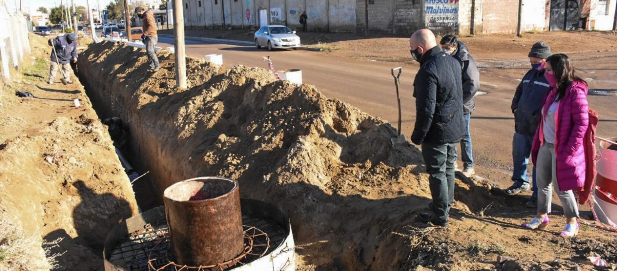 SASTRE SUPERVISÓ EL AVANCE DE LAS OBRAS DE CLOACAS EN EL BARRIO BAHÍA NUEVA