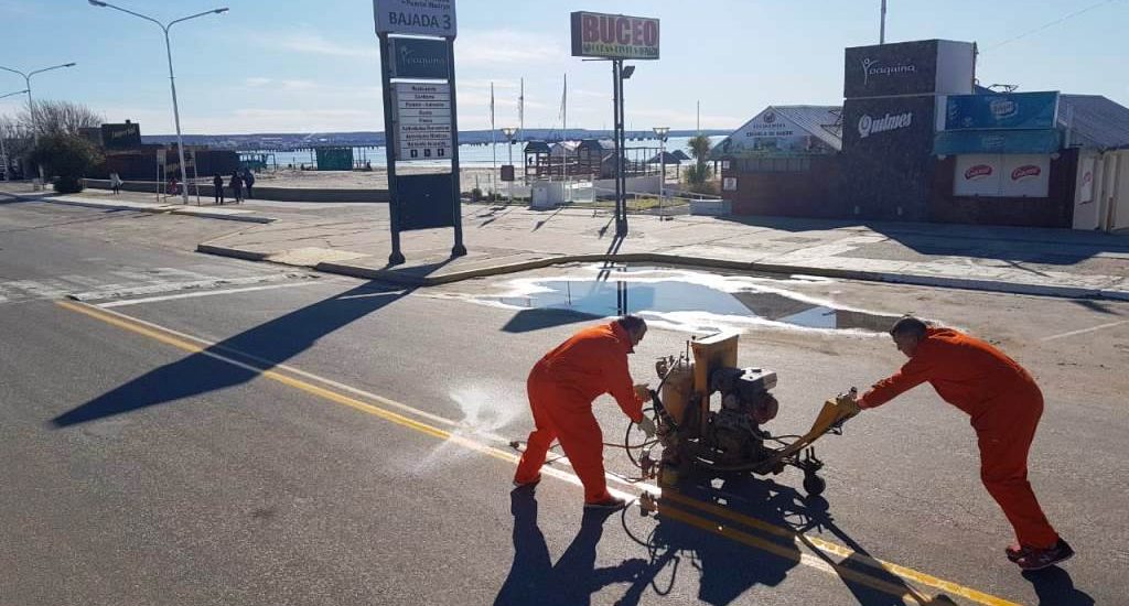 VIALIDAD PROVINCIAL TRABAJA EN LA SEÑALIZACIÓN DE LAS AVENIDAS PRINCIPALES DE PUERTO MADRYN