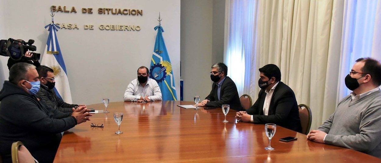 AUTORIDADES PROVINCIALES RECIBIERON A REPRESENTANTES DE LA UOCRA