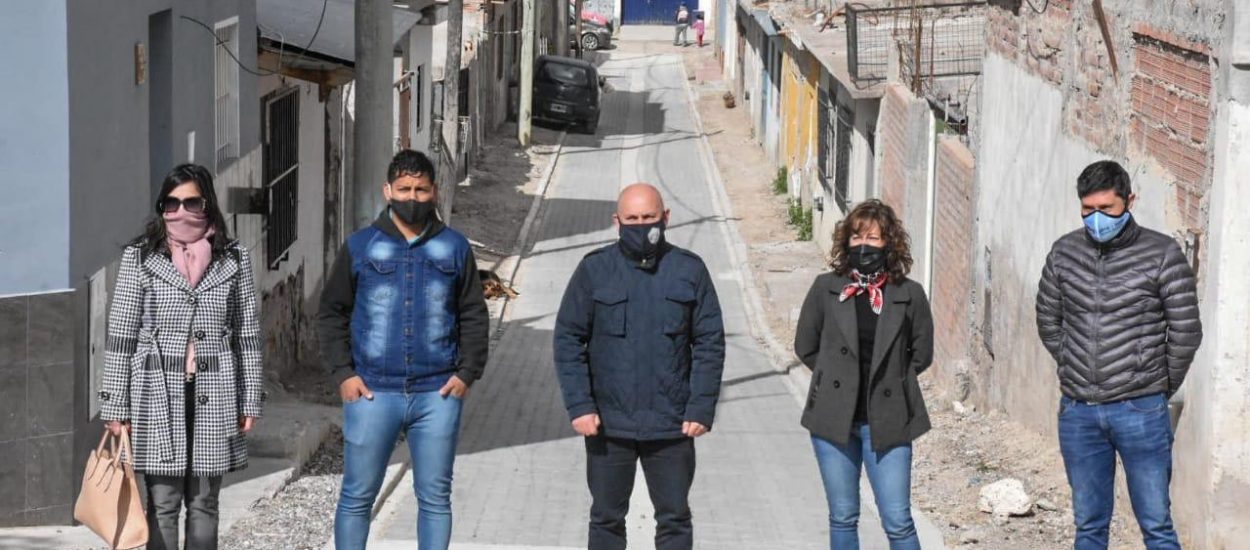 SASTRE INAUGURÓ EL PAVIMENTO EN EL PASAJE TAMARISCO