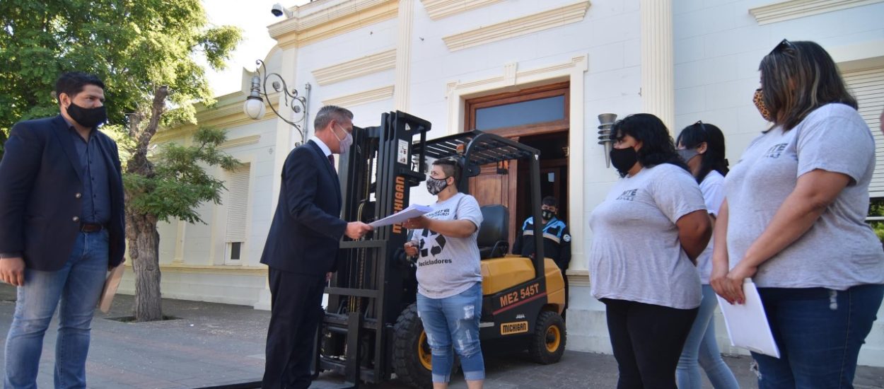 EL GOBIERNO DEL CHUBUT ENTREGÓ UN AUTOELEVADOR A LA COOPERATIVA DE RECOLECTORES “NUEVA ESPERANZA” DE TRELEW