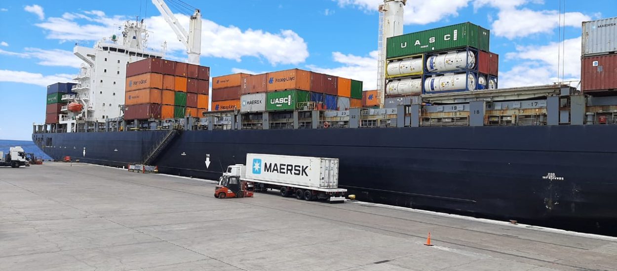 AMARRÓ EN EL MUELLE STORNI EL PORTA CONTENEDORES MÁS GRANDE QUE HAYA VENIDO A NUESTRA CIUDAD