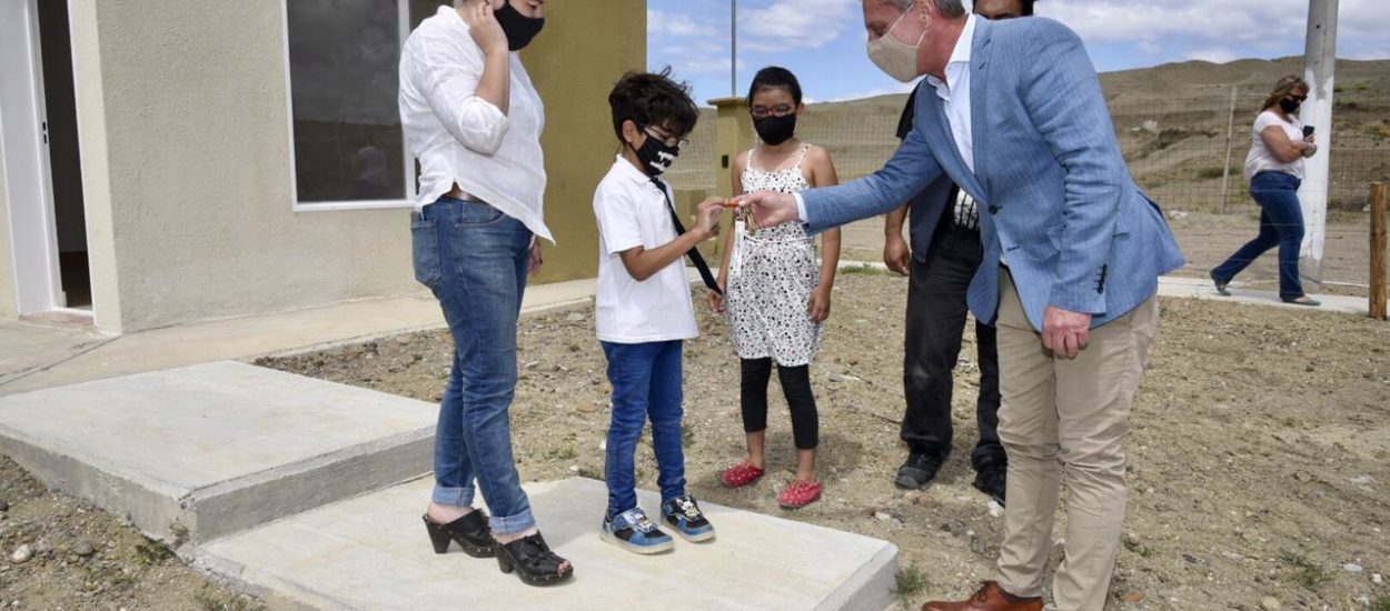 ARCIONI ENTREGÓ LAS LLAVES A 36 FAMILIAS BENEFICIARIAS DE UN NUEVO PLAN DE VIVIENDAS EN COMODORO RIVADAVIA