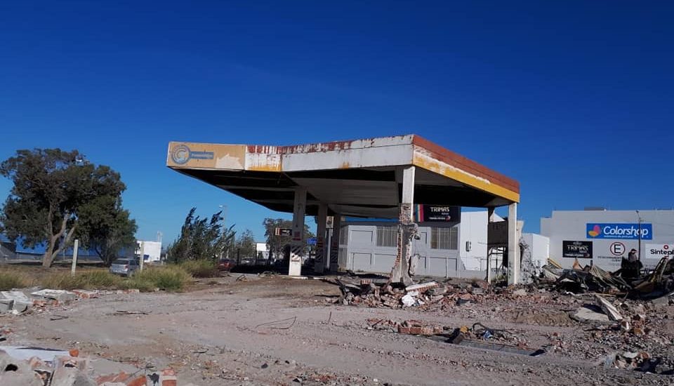 ESTACIÓN DE SERVICIO ABANDONADA FUE DEMOLIDA