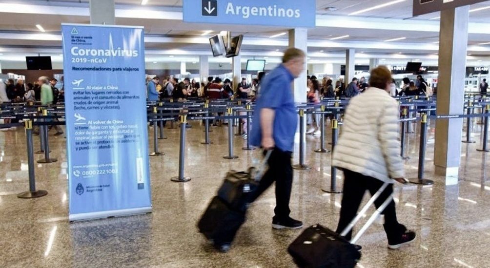 CUARENTA Y CUATRO JÓVENES VOLVIERON DE UN VIAJE DE EGRESADOS A CANCÚN CON CORONAVIRUS