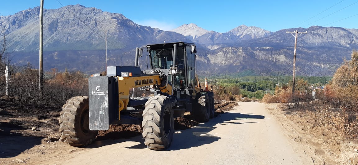 VIALIDAD PROVINCIAL CONTINÚA REALIZANDO TRABAJOS DE LOGÍSTICA PARA EL TRASLADO DE POSTES DE LUZ Y FARDOS PARA LA COMARCA ANDINA