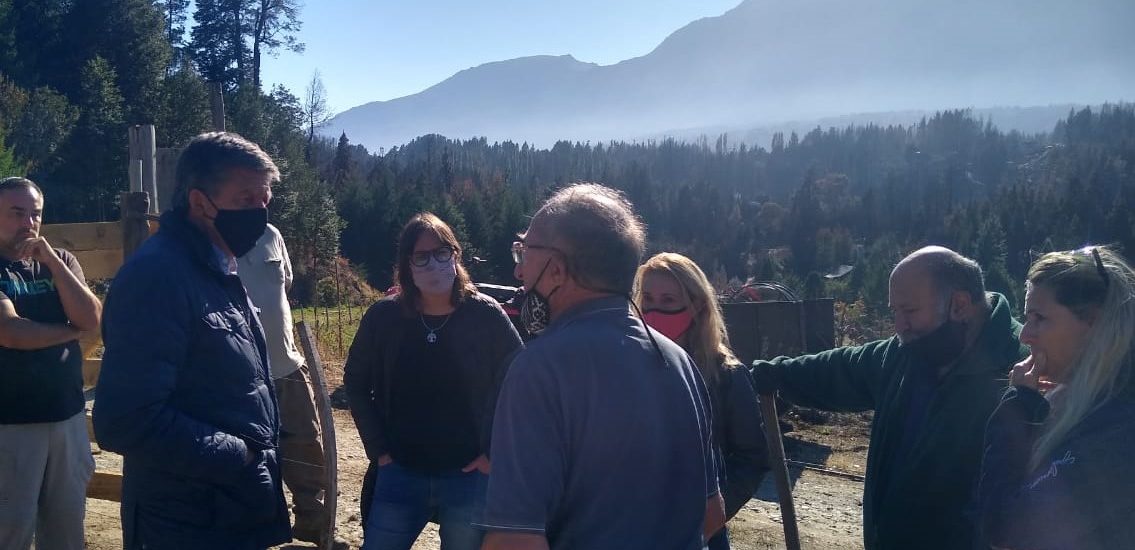 MENNA CONVERSÓ EN LA CORDILLERA CON VECINOS AFECTADOS POR LOS INCENDIOS Y CON BOMBEROS Y BRIGADISTAS