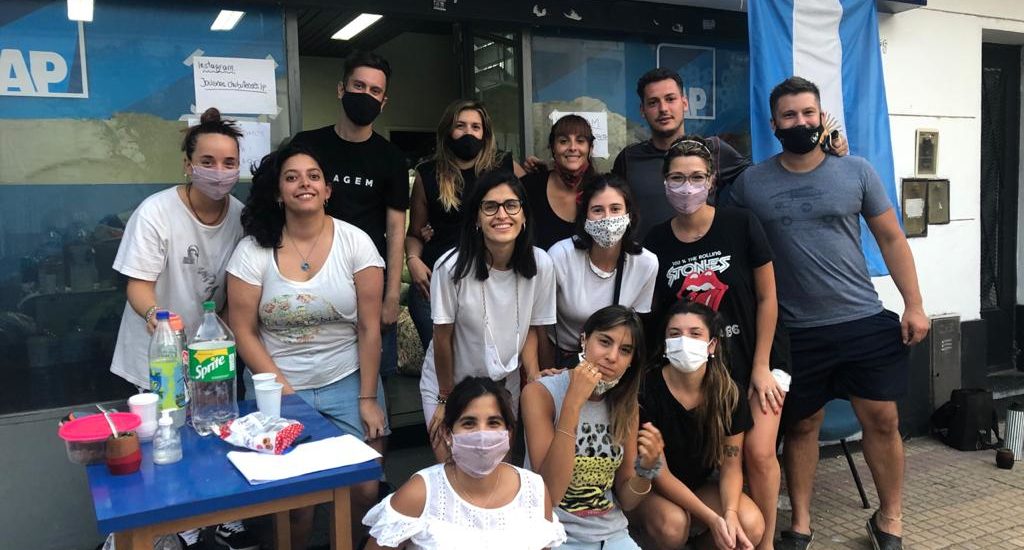 JÓVENES CHUBUTENSES EN LA PLATA ENVIARON UN CAMIÓN LLENO DE DONACIONES PARA LA CORDILLERA