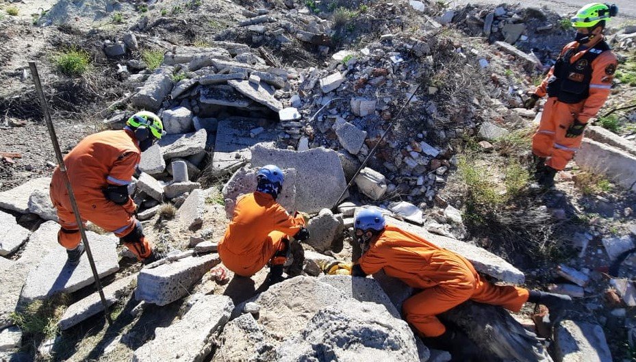 PRÁCTICA EN DERRUMBES DE BOMBEROS MADRYN