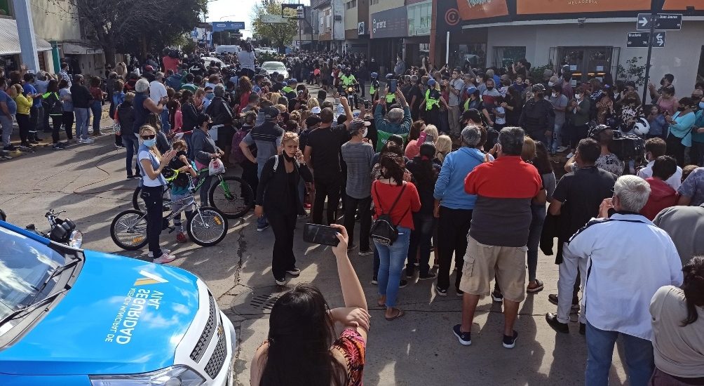 CON APLAUSOS DE LOS VECINOS, PARTIÓ EL CORTEJO FÚNEBRE QUE TRASLADA LOS RESTOS DE MEONI