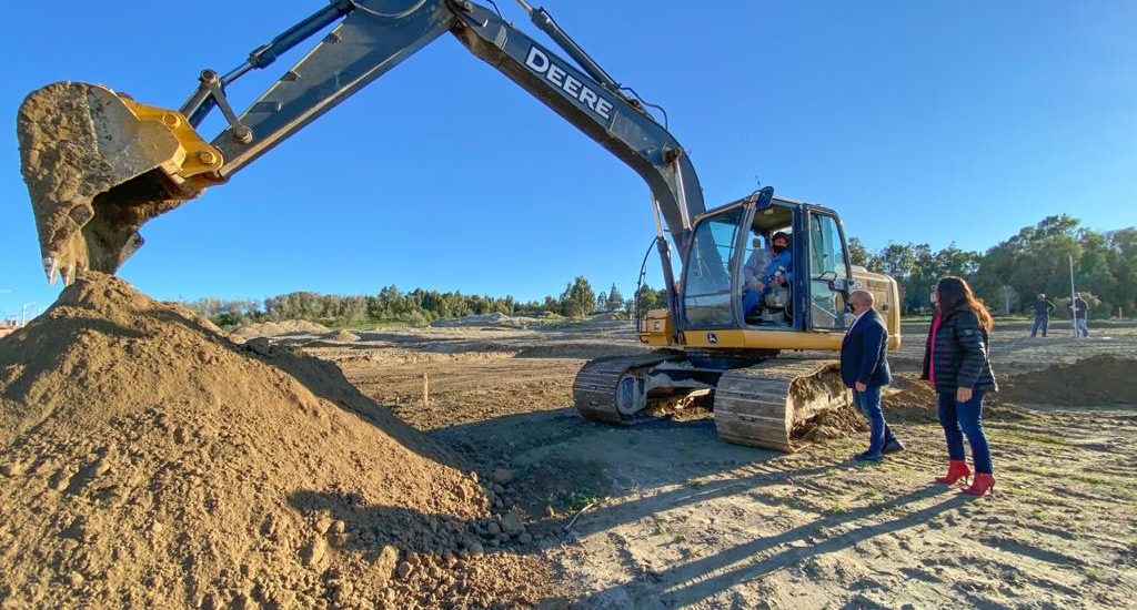 SASTRE RECORRIÓ EL PREDIO EN DONDE COMENZARON A CONSTRUIRSE 43 VIVIENDAS PARA FAMILIAS MADRYNENSES