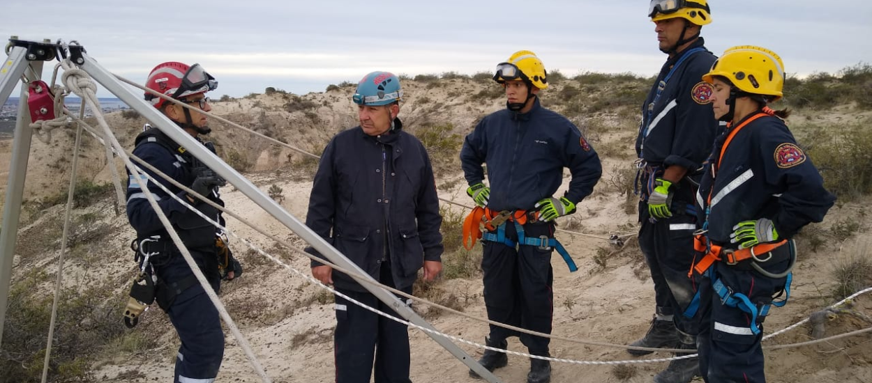 EJERCICIO DE LA BRIGADA DE CUERDAS DE BOMBEROS MADRYN EL FIN DE SEMANA