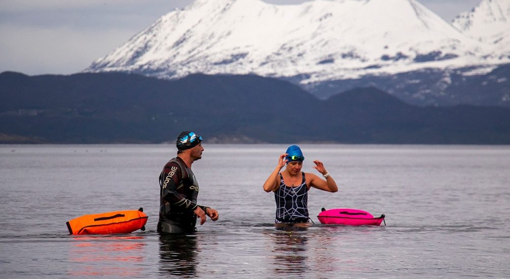 NADADORES DE TIERRA DEL FUEGO RECIBIERON EL INVIERNO SUMERGIÉNDOSE EN EL CANAL BEAGLE