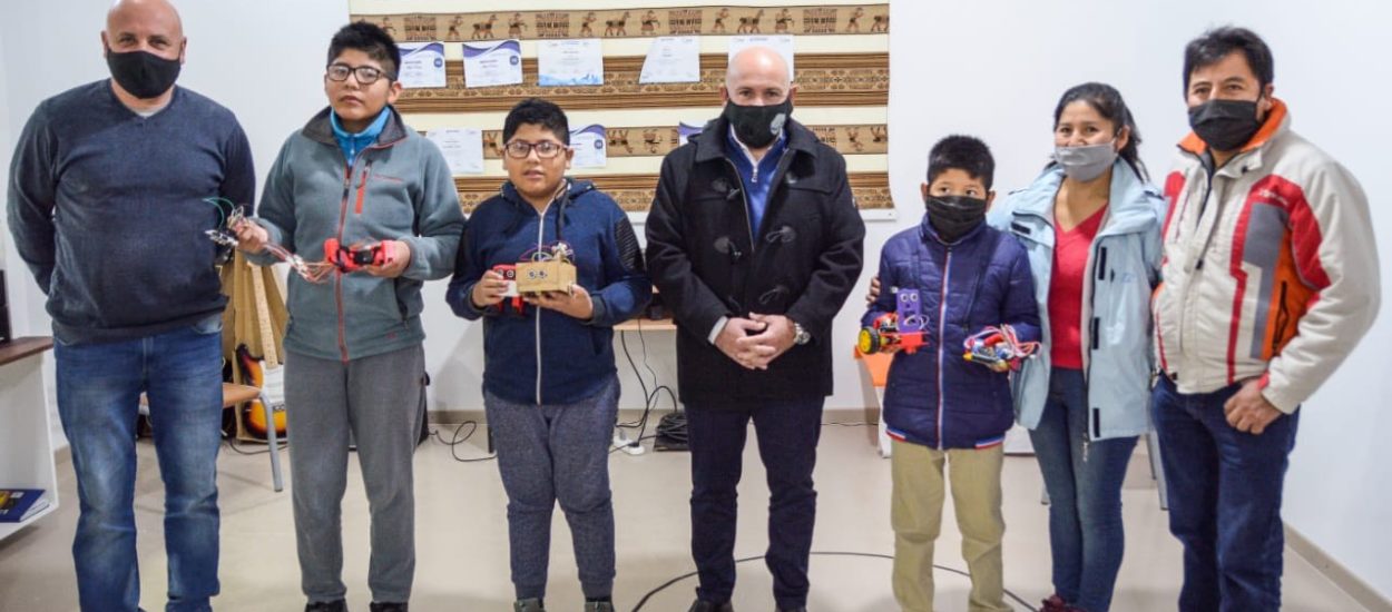 EL INTENDENTE VISITÓ A TRES NIÑOS MADRYNENSES QUE TRABAJAN CREANDO E INNOVANDO CON ROBÓTICA