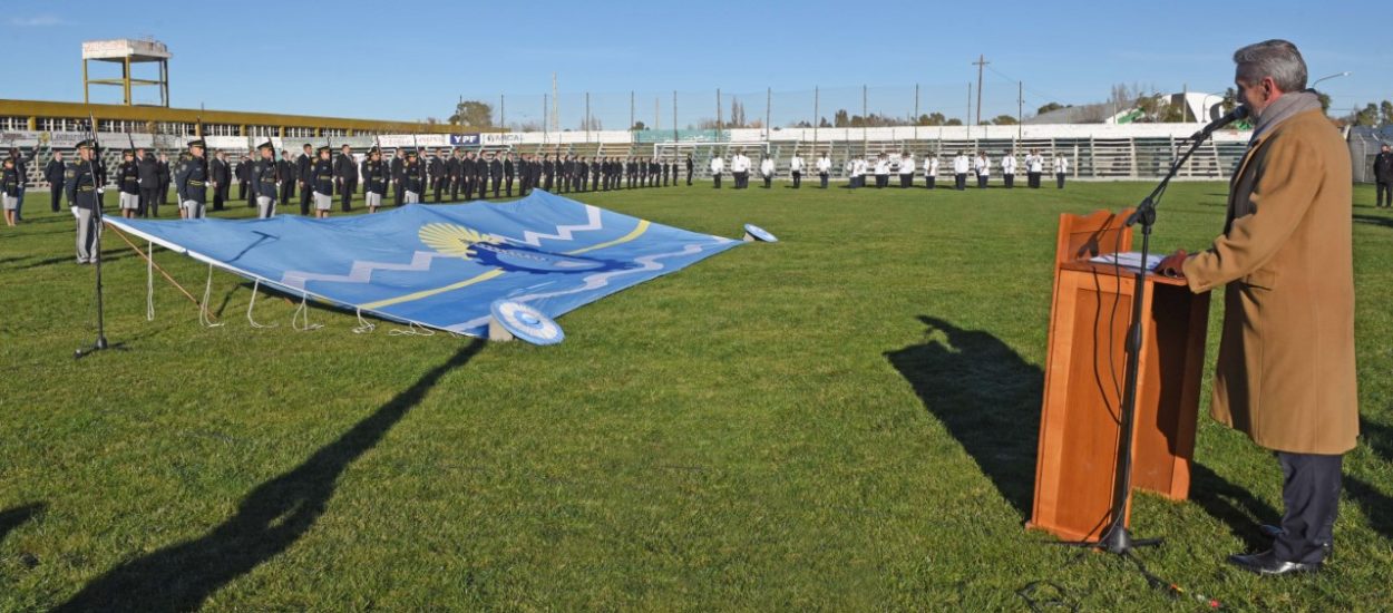 ARCIONI TOMÓ JURAMENTO DE LEALTAD A 170 ASPIRANTES Y CADETES DE LA POLICÍA DEL CHUBUT  EN EL DÍA DE LA BANDERA