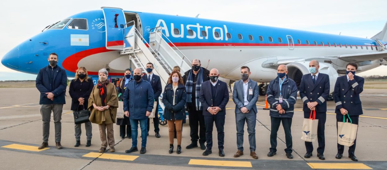 EL VICEGOBERNADOR Y EL INTENDENTE CATALOGARON COMO “HECHO HISTÓRICO” LA LLEGADA DEL PRIMER VUELO DE AEROLÍNEAS ARGENTINAS A MADRYN