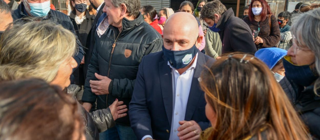 SASTRE VISITÓ A QUIENES TRABAJAN EN LA FERIA COSTA AZUL DEL BARRIO PERÓN