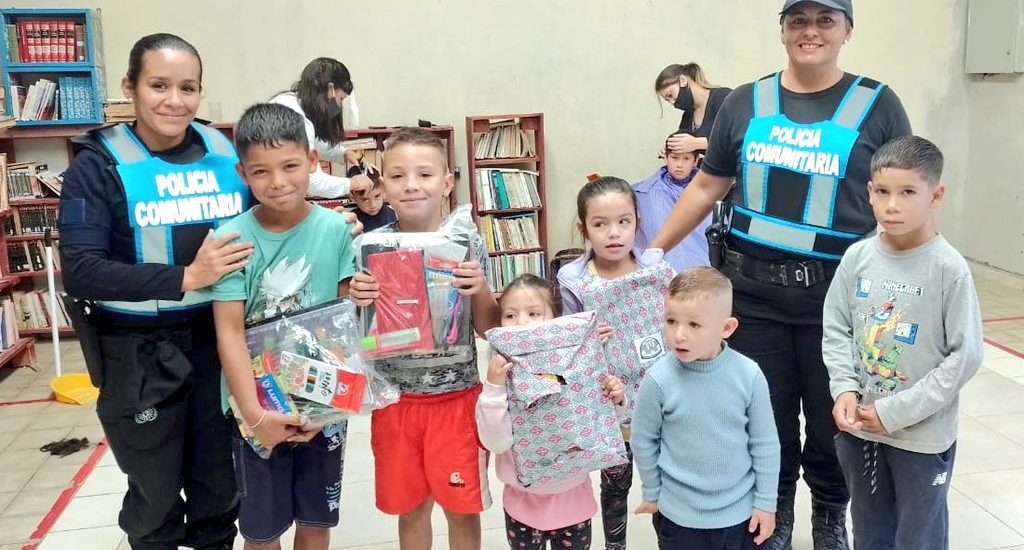 LA POLICÍA COMUNITARIA DE TRELEW DESARROLLÓ ACTIVIDADES CON LOS VECINOS DE LA ESCUELA Nº 193