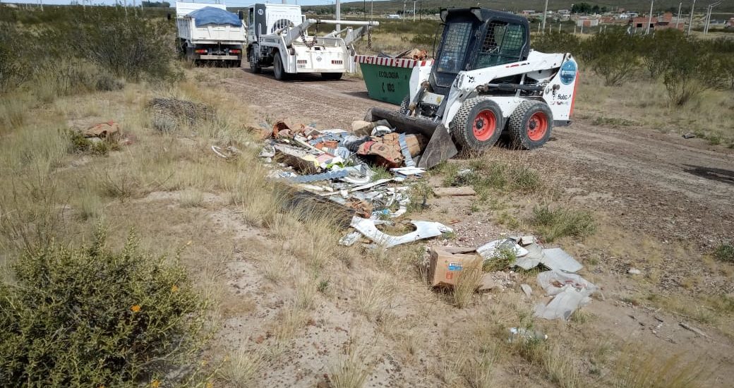 REMOVIERON BASURALES QUE RODEABAN EL BARRIO DE SOLANA EN MADRYN