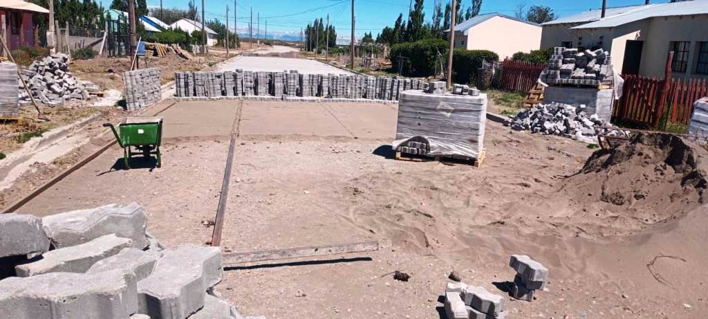 EL GOBIERNO DEL CHUBUT COMENZÓ LA CONSTRUCCIÓN DE PAVIMENTO EN CALLES ESTRATÉGICAS DE LAGO BLANCO