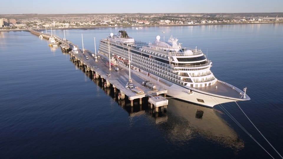 AMARRÓ EL BUQUE VIKING JÚPITER EN EL MUELLE COMANDANTE LUIS PIEDRA BUENA DE PUERTO MADRYN