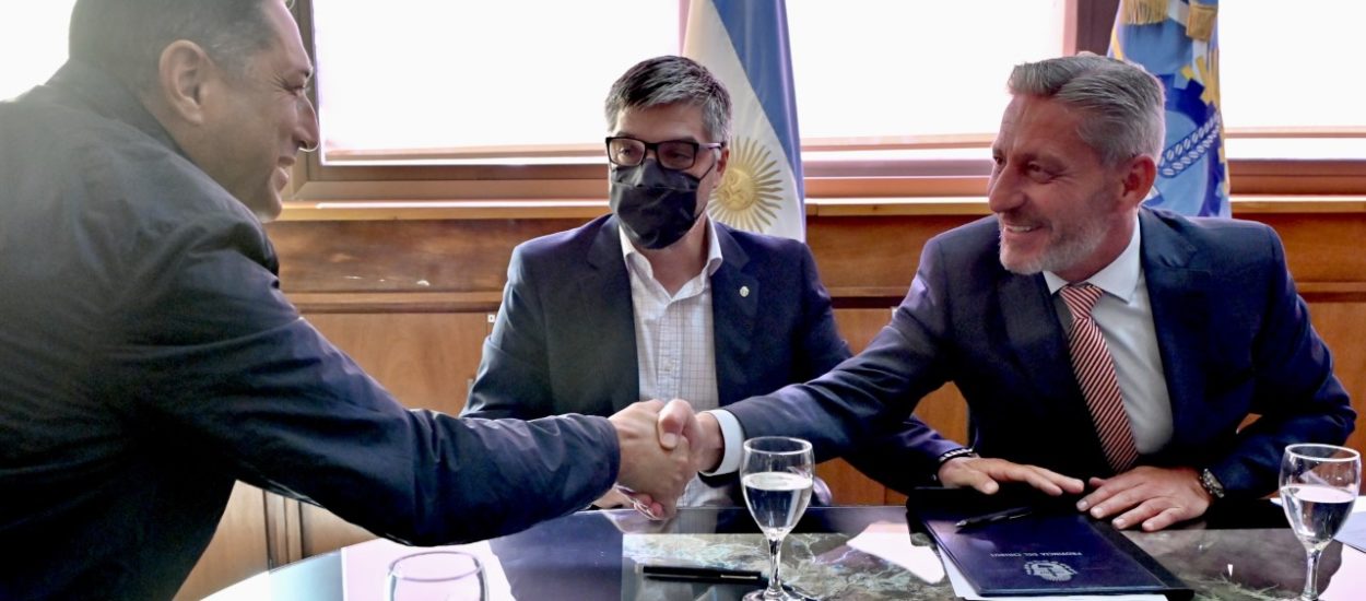 ARCIONI FIRMÓ EL CONTRATO DE OBRA PARA LA TERCERA ETAPA DE RECUPERACIÓN DEL SISTEMA CLOACAL DE TRELEW