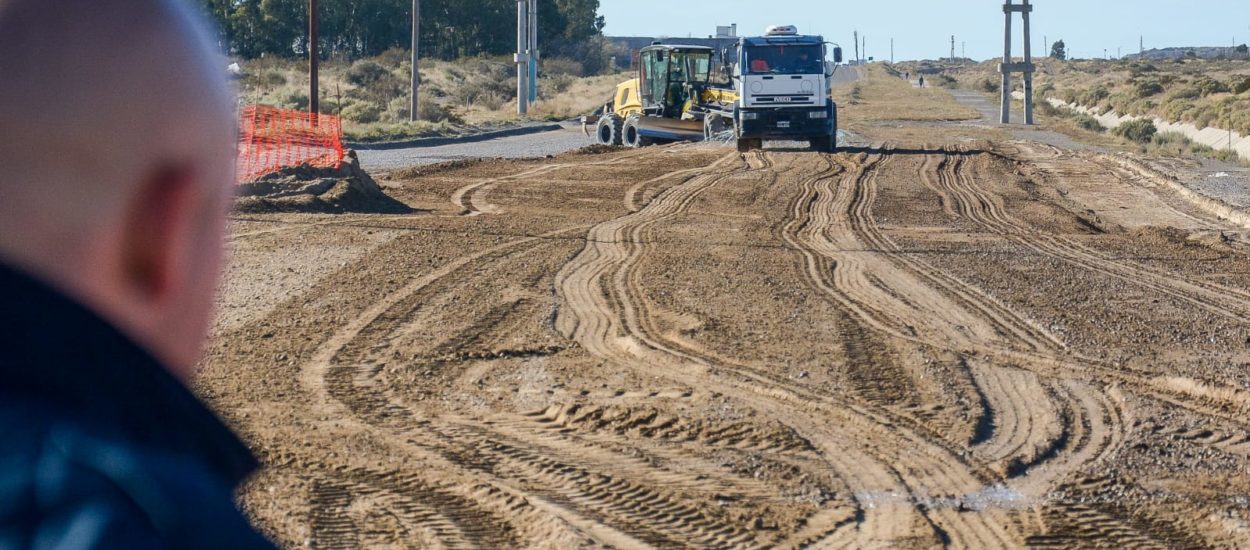 SASTRE ESTUVO EN LA OBRA DE CORDONES CUNETA Y ENSANCHE DE LA AVENIDA VICTORIA DE EIZAGUIRRE