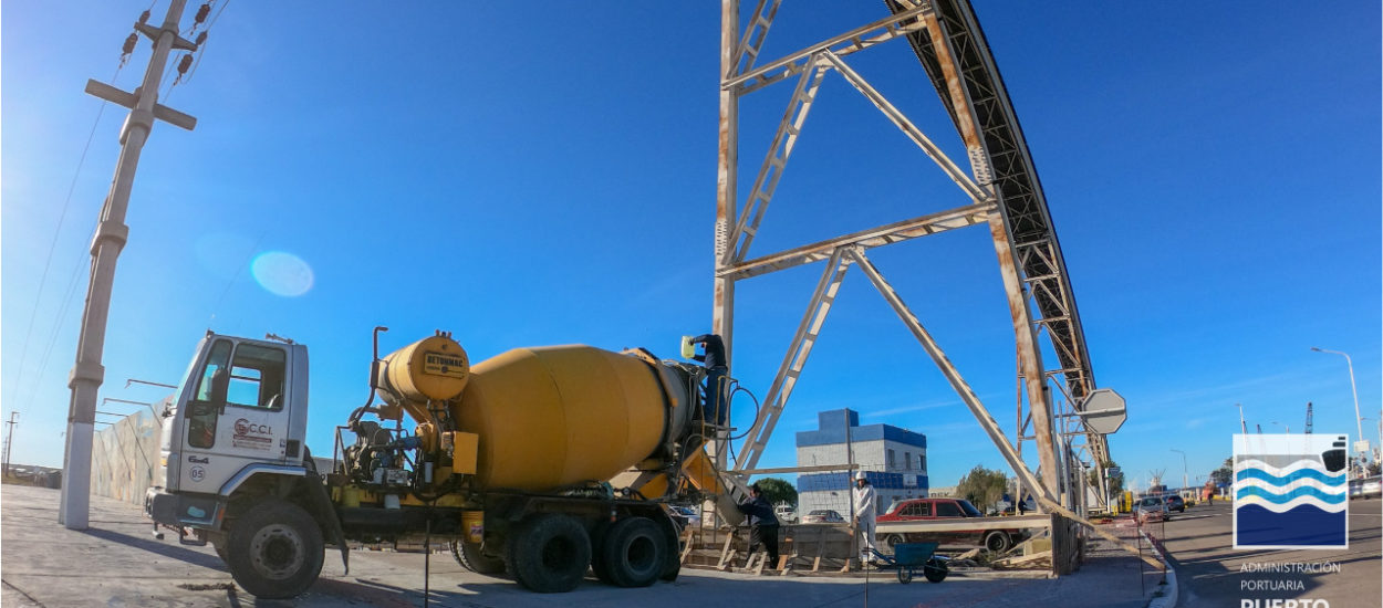 SE REALIZAN OBRAS DE EMBELLECIMIENTO EN EL INGRESO AL MUELLE STORNI