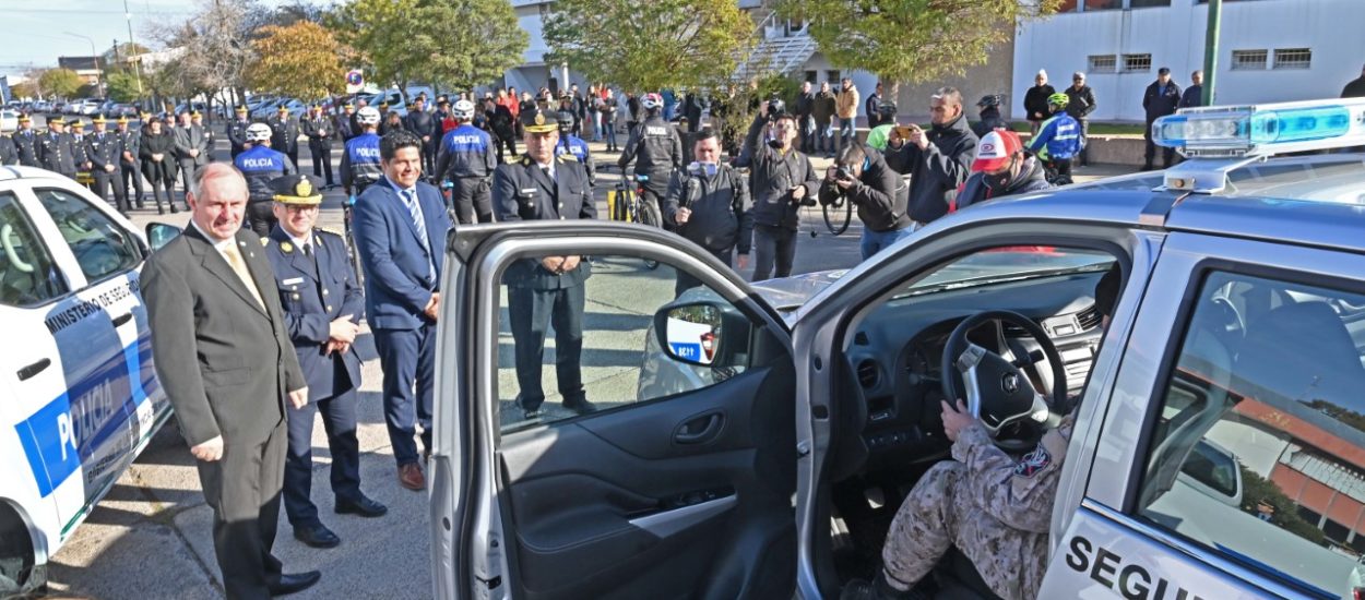 EL GOBIERNO DE LA PROVINCIA ENTREGÓ 4 CAMIONETAS PARA LA POLICÍA DEL CHUBUT 