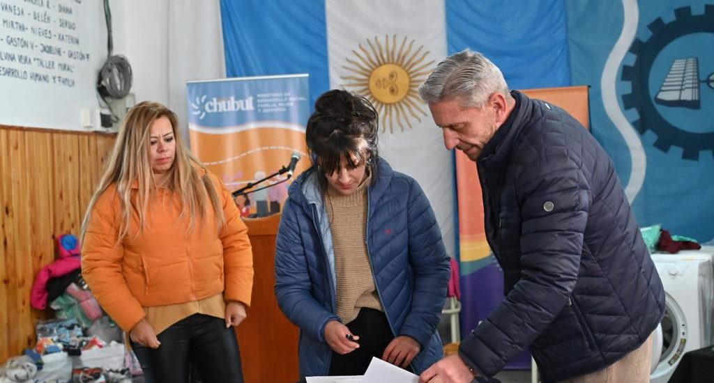 ARCIONI RECORRIÓ LA OBRA DE LA RUTA NACIONAL N°260, INAUGURÓ CUADRAS DE ADOQUINES Y VISITÓ INSTITUCIONES DE LAGO BLANCO