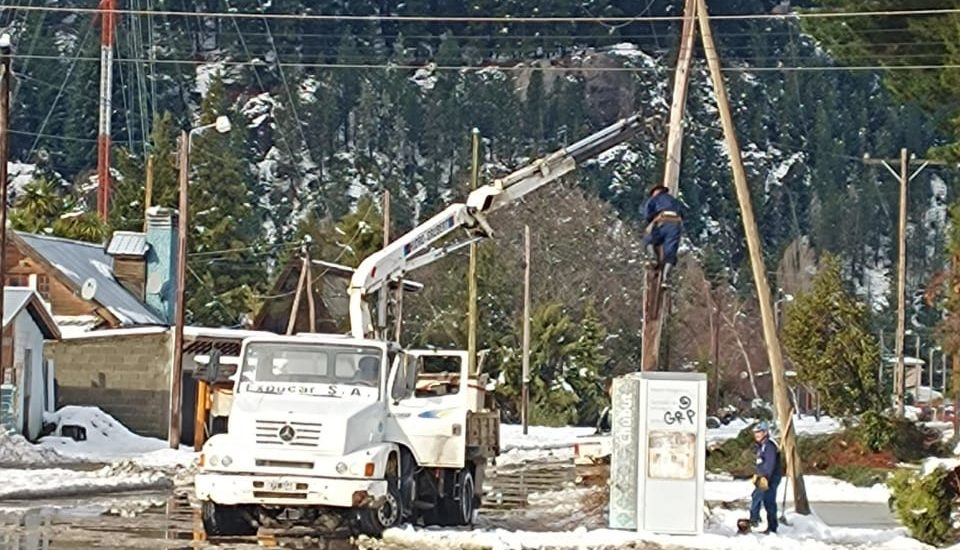 El Gobierno provincial trabaja en la reparación de postes y líneas eléctricas afectadas por el temporal de nieve en la Comarca Andina 